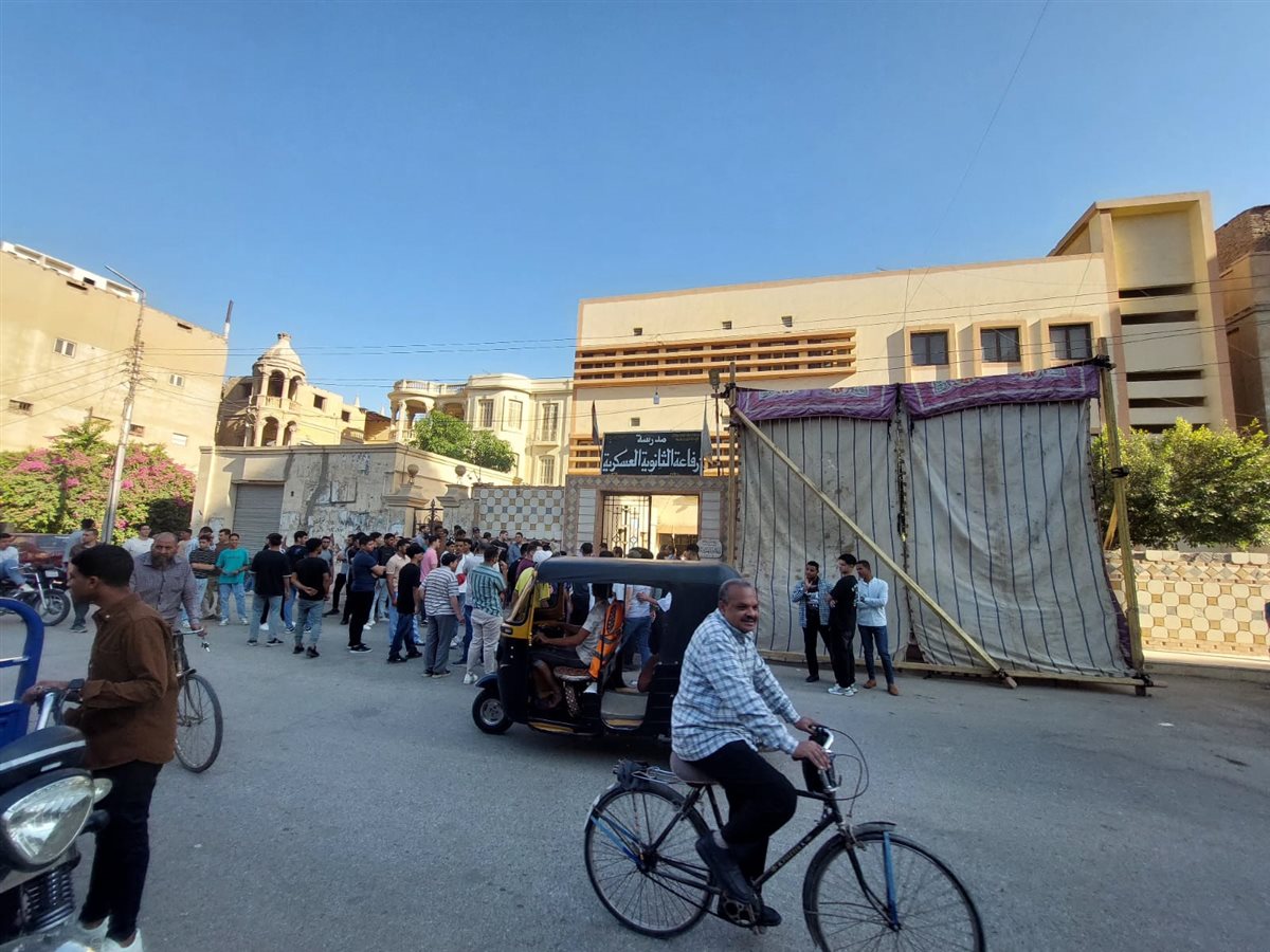 الطلاب أمام لجان امتحانات الثانوية العامة بسوهاج