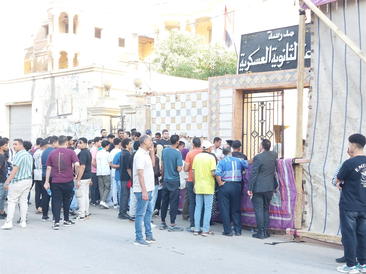 الطلاب أمام لجان امتحانات الثانوية العامة بسوهاج