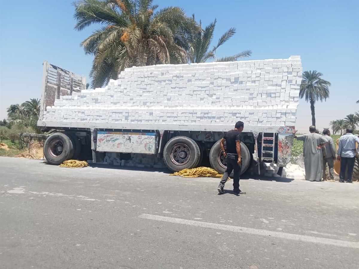 رئيس مدينة يوسف الصديق يتحفظ على سيارة نقل ومصادرة حمولة الطوب البلوك