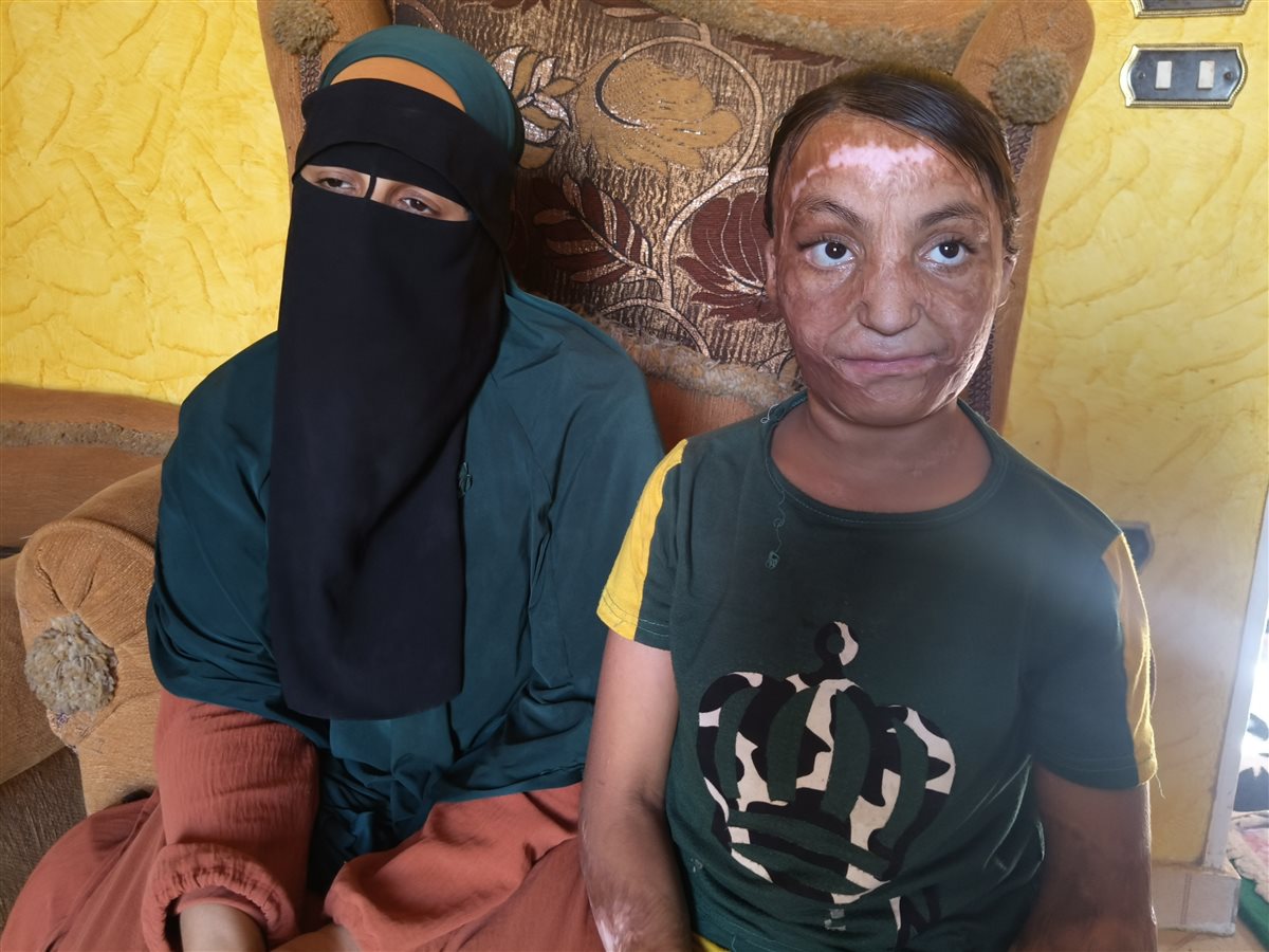 الطفلة وولدتها