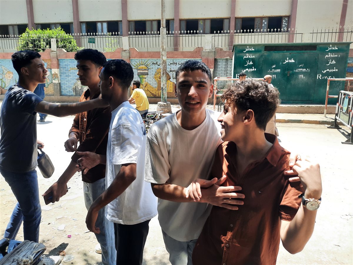 الطلاب بعد الخروج من الامتحان