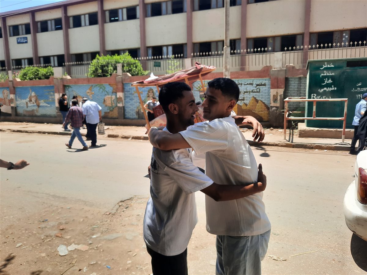 الطلاب بعد الخروج من الامتحان