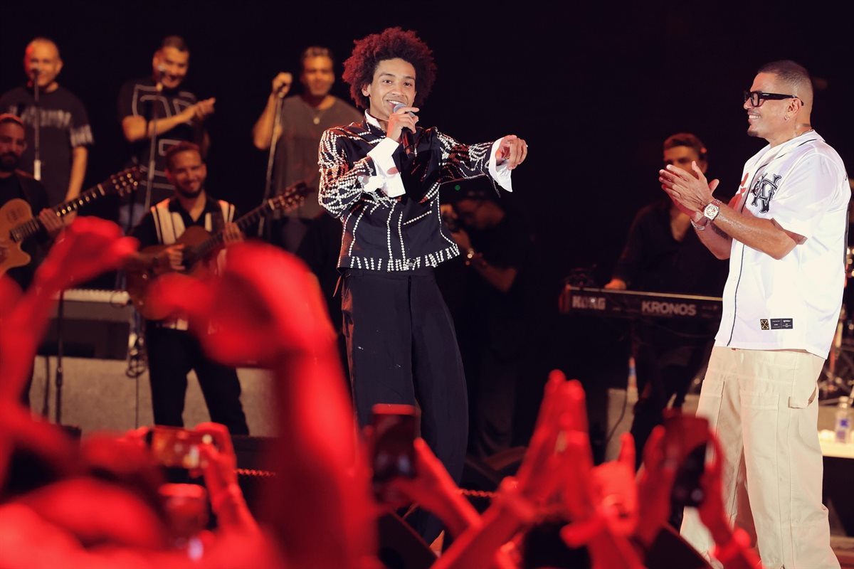 عمرو دياب يشعل حفله في الساحل الشمالي