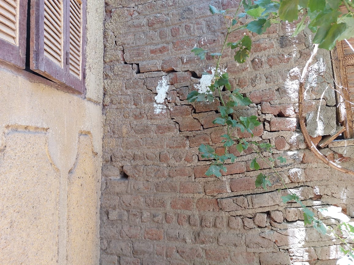 15 شخص في العراء بسوهاج