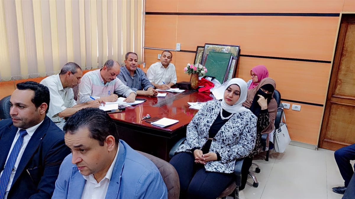 اجتماعًا موسعًا لمديري ووكلاء الإدارات التعليمية لمتابعة الاستعدادات لامتحانات النقل وتفعيل الأنشطة الصيفية