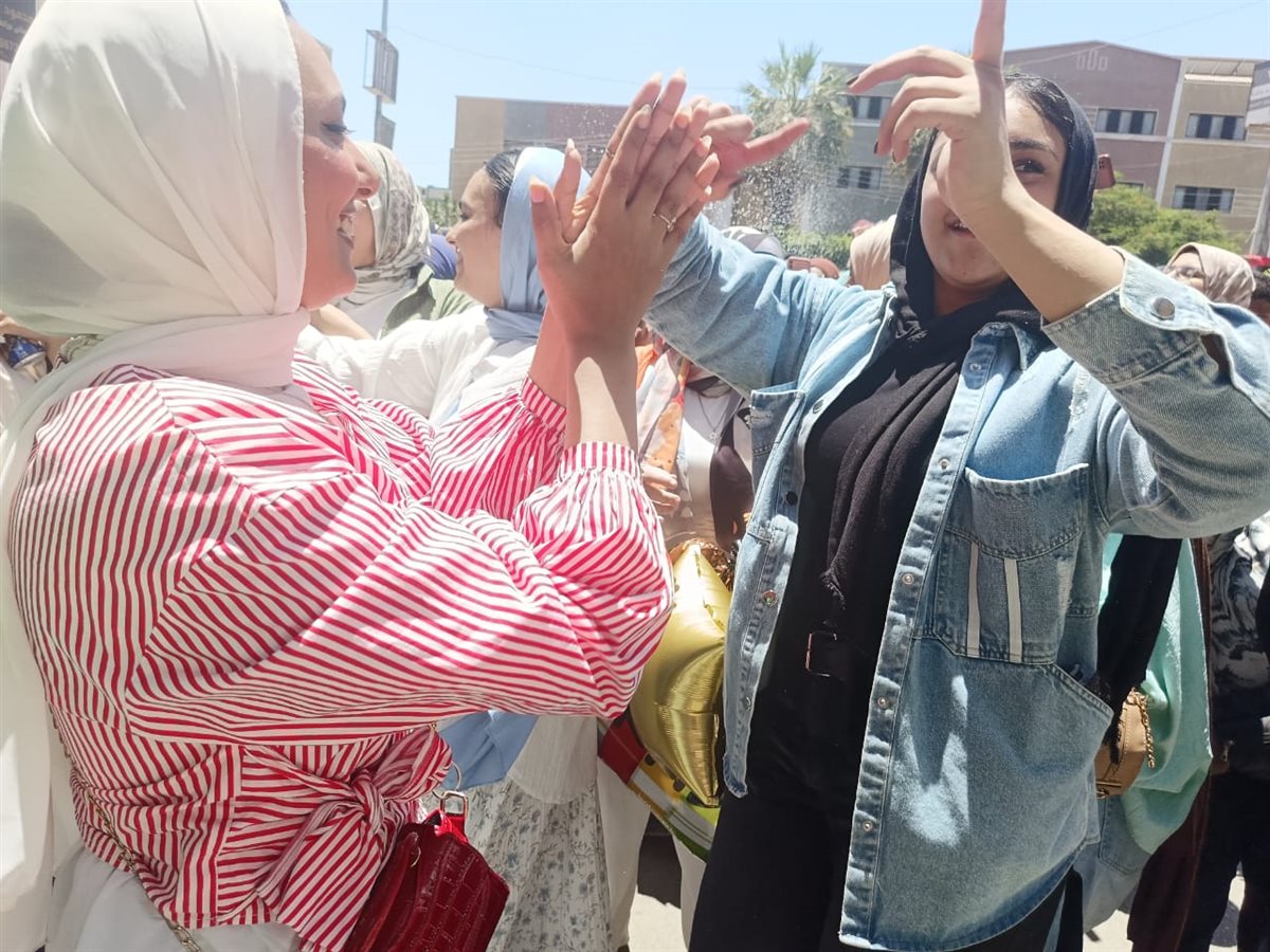 طلاب الثانوية العامة بالفيوم أحتفالات بالورود والشماريخ والرقص على أنغام المزمار والطبل البلدي