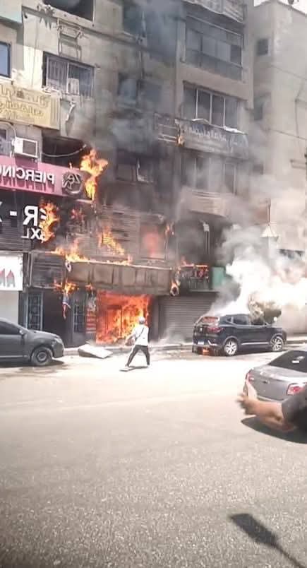 &nbsp; حريق نشب بصيدلية ومحل ملابس شهير بشارع فيصل&nbsp;