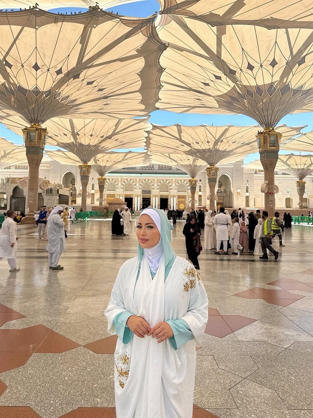 نسرين طافش بالحجاب من المسجد النبوي