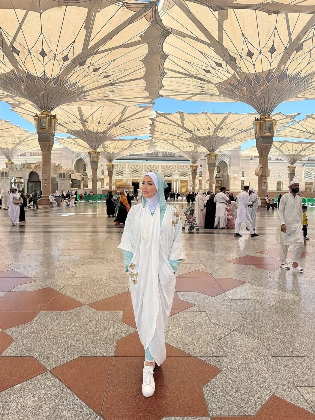 نسرين طافش بالحجاب من المسجد النبوي