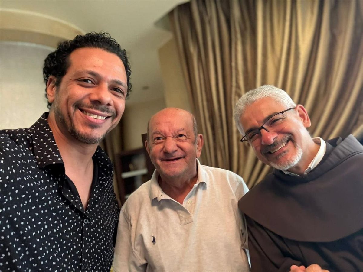 الأب بطرس دانيال رئيس المركز الكاثوليكي للسينما والفنان حمزة العيلي يزوران الفنان لطفي لبيب في منزله بد مغادرته للمستشفى