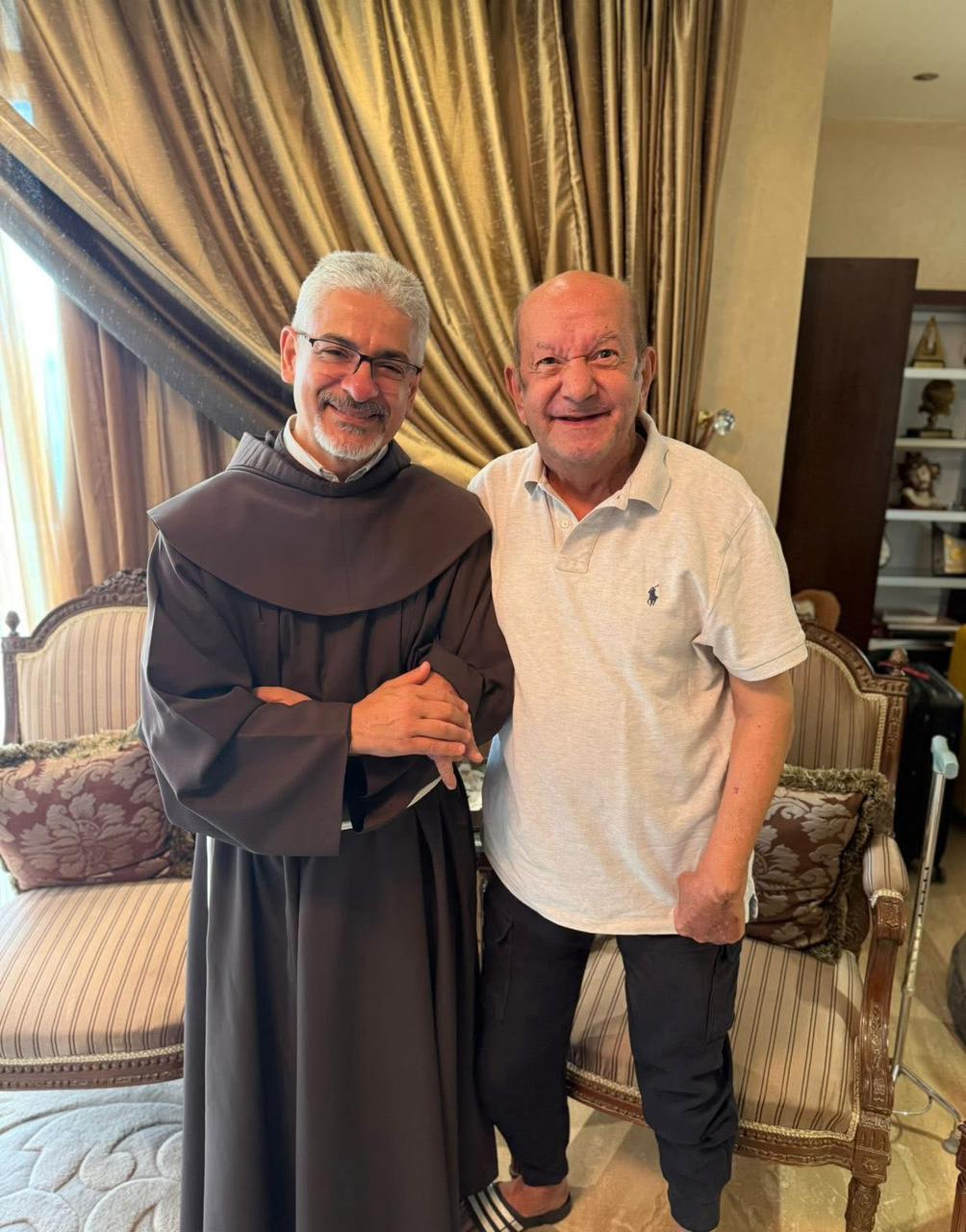 الأب بطرس دانيال رئيس المركز الكاثوليكي للسينما والفنان حمزة العيلي يزوران الفنان لطفي لبيب في منزله بد مغادرته للمستشفى