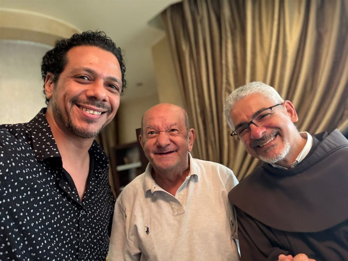 الأب بطرس دانيال رئيس المركز الكاثوليكي للسينما والفنان حمزة العيلي يزوران الفنان لطفي لبيب في منزله بد مغادرته للمستشفى