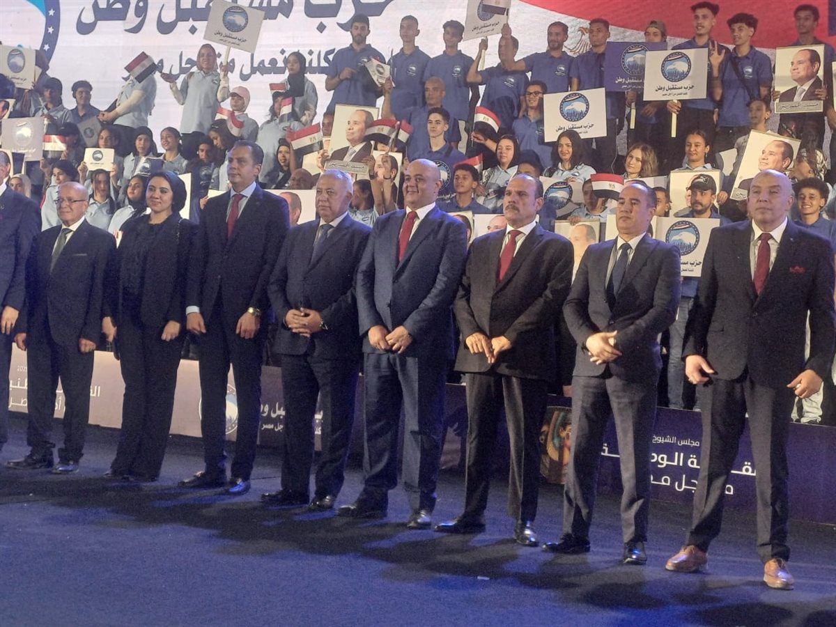 <strong>أحمد عبدالجواد يلتقط صورا تذكارية مع مرشحي مجلس الشيوخ</strong>