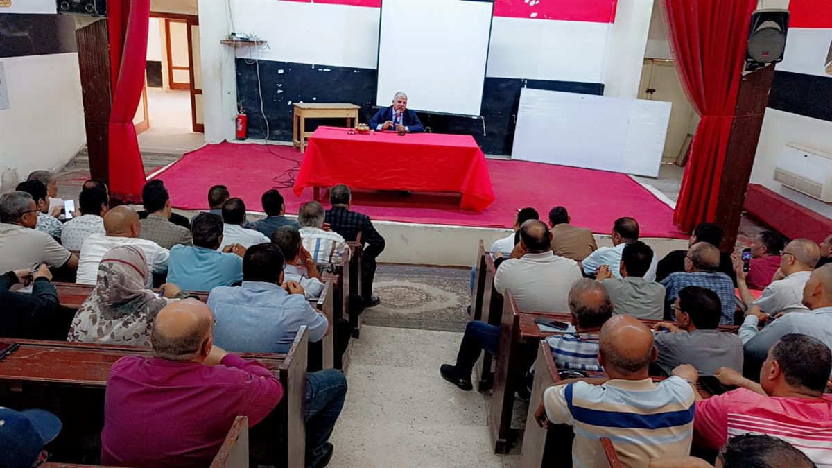 مدير تعليم الفيوم يعقد اجتماعًا مع مديري المدارس المخصصة كلجان انتخابية استعدادًا للانتخابات البرلمانية
