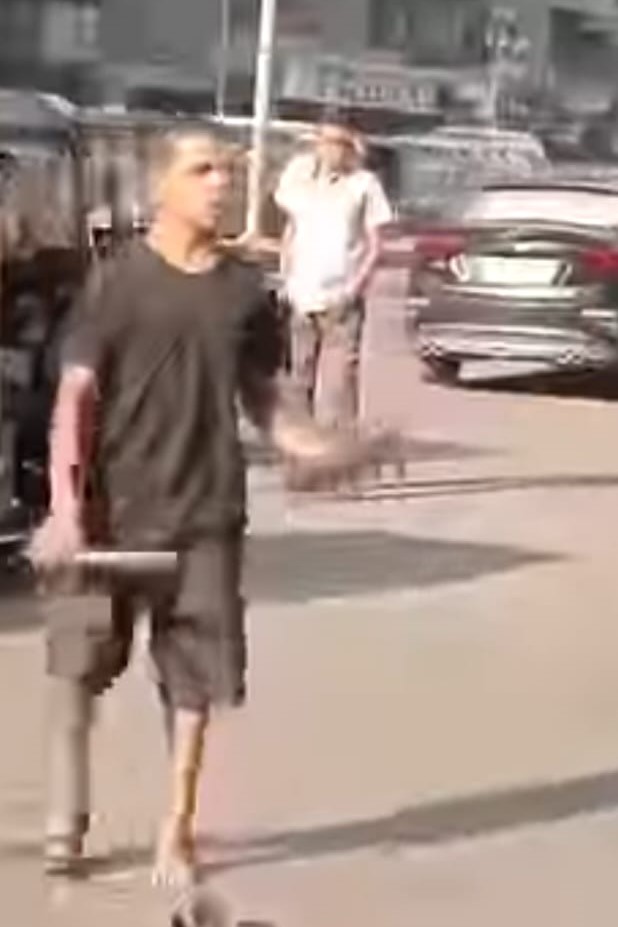 احد المتهمين بحوزته سلاح أبيض&nbsp;
