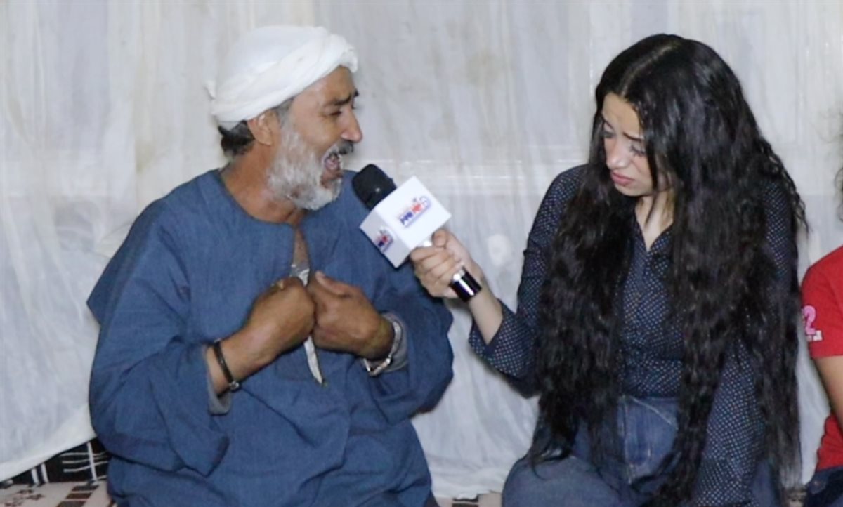 والد امل ضحية زوجها مع مراسلة نيوز رووم&nbsp;