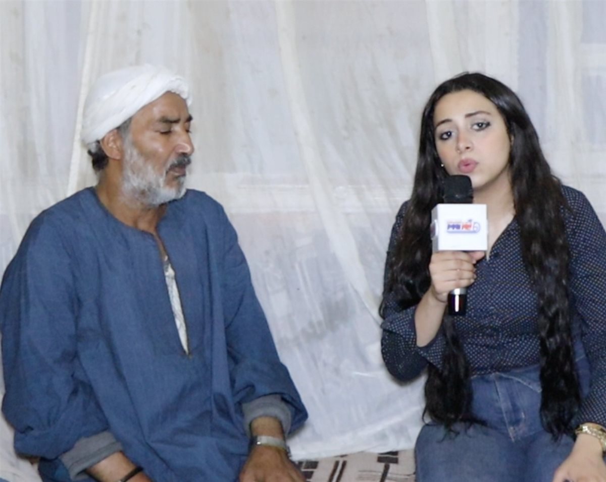 والد امل ضحية زوجها مع مراسلة نيوز رووم&nbsp;