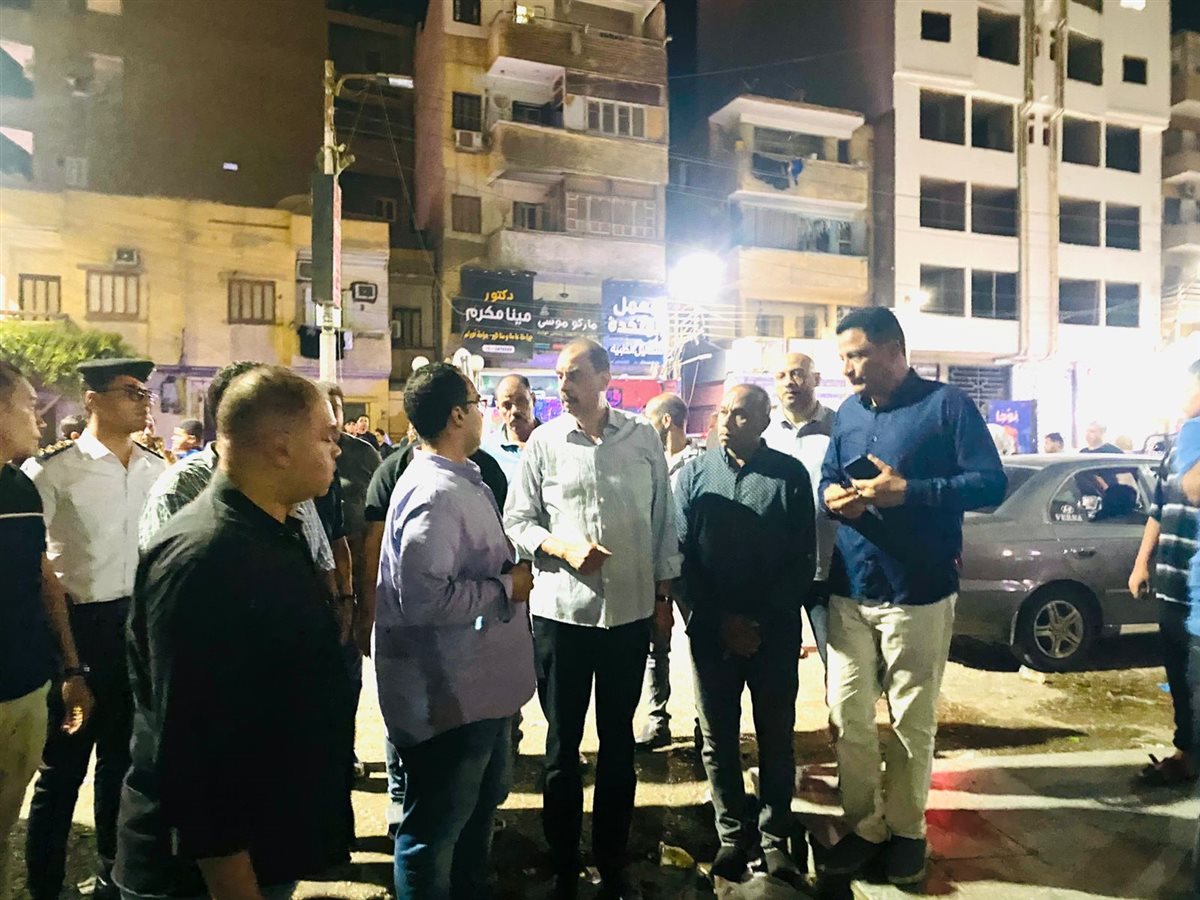 مشاجرة بين عمال محال تجارية في الشارع بحي شرق سوهاج