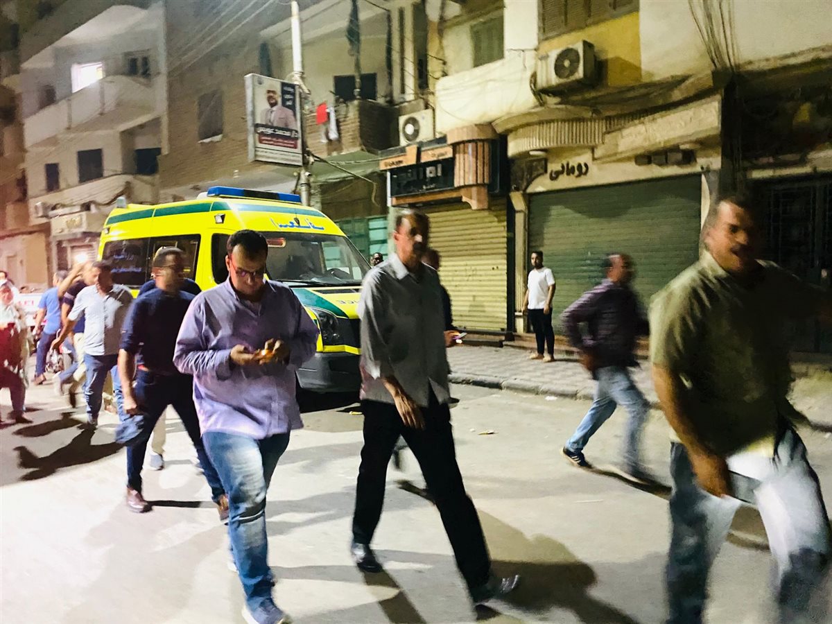 مشاجرة بين عمال محال تجارية في الشارع بحي شرق سوهاج