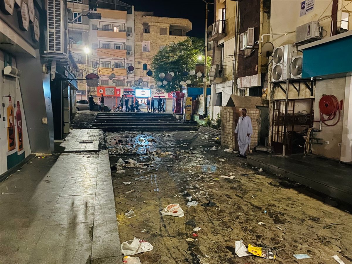 مشاجرة بين عمال محال تجارية في الشارع بحي شرق سوهاج