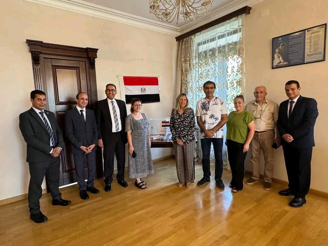 السفيرة سيريناد جميل، سفيرة جمهورية مصر لدى ارمينيا أعضاء البعثة الدبلوماسية والقنصلية من داخل المقر الانتخابي