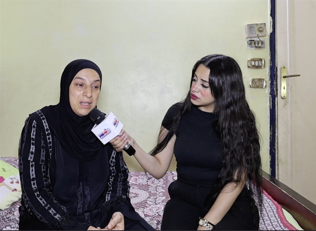 والدة محمد خالد اثناء لقاءها مع الاعلامية مارينا إبراهيم