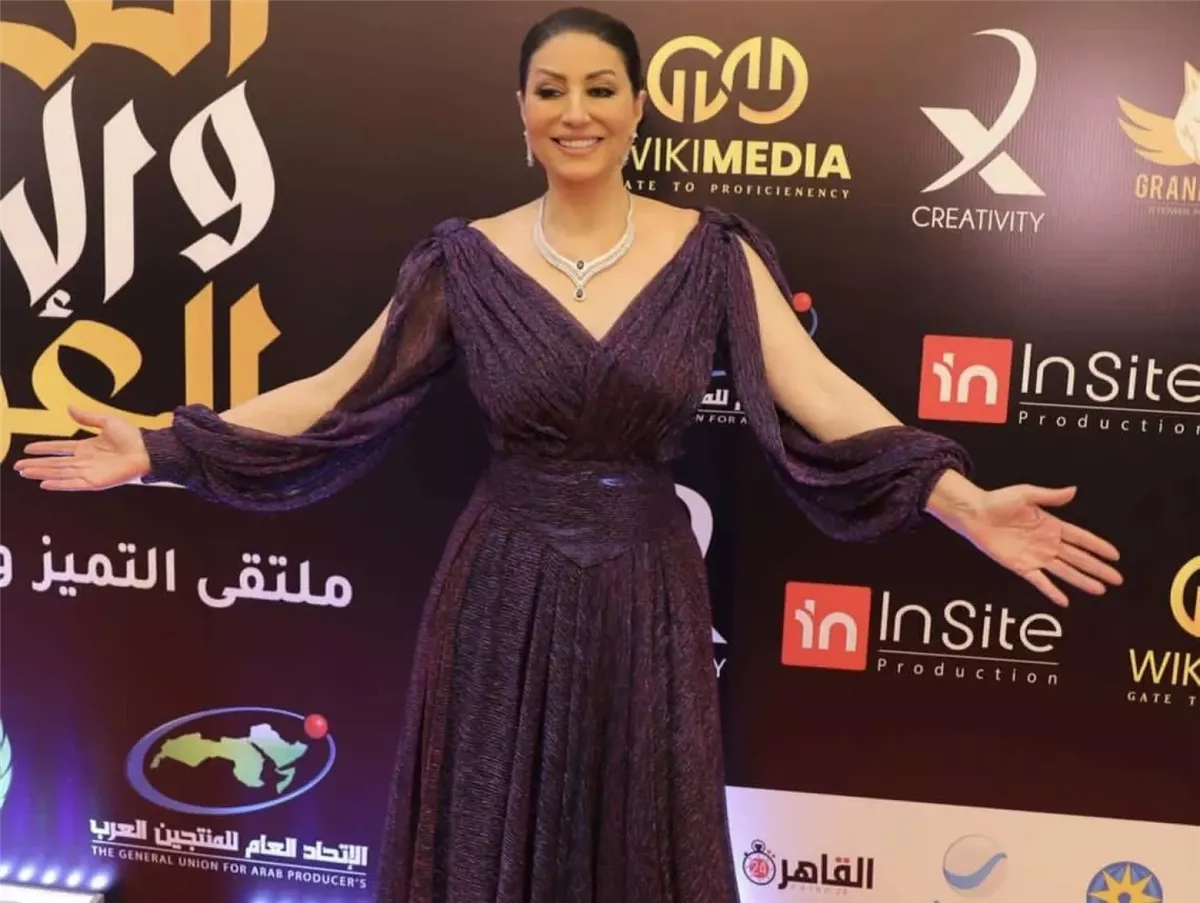 الفنانة وفاء عامر