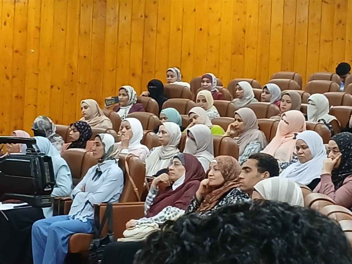 نائب رئيس جامعة الفيوم يشهد رسالة ماجستير فى كلية التمريض