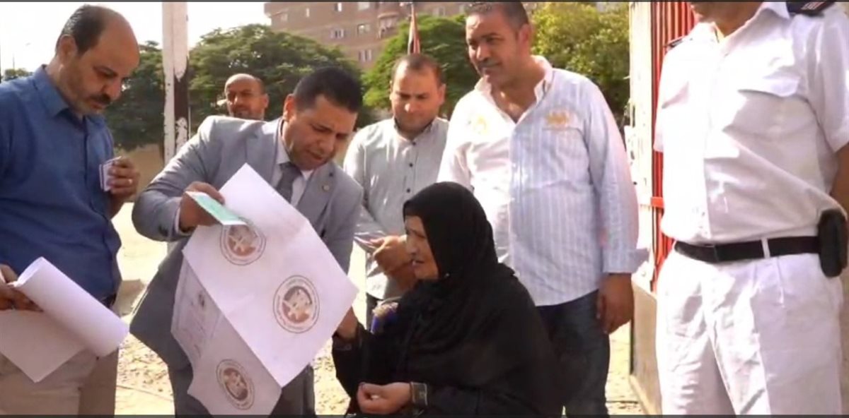 قاض مع سيدة عجوز