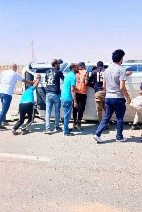 المارة يحاولون إنقاذ المصابين&nbsp;