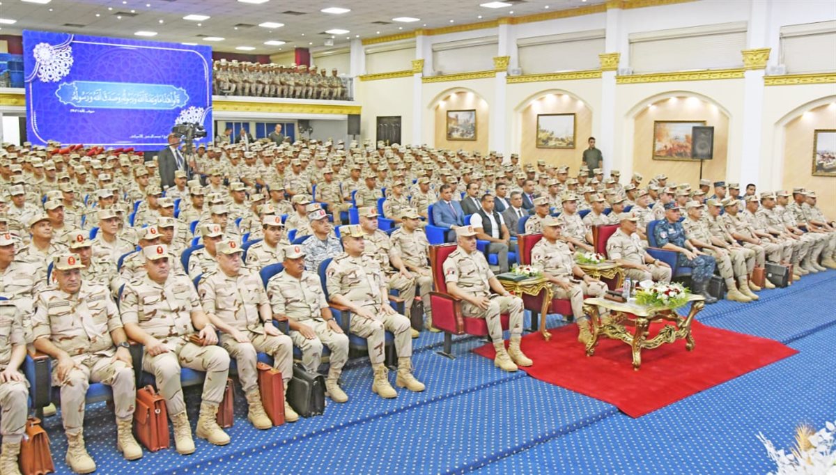 وزير الدفاع والإنتاج الحربى بعدد من مقاتلى المنطقة الجنوبية العسكرية