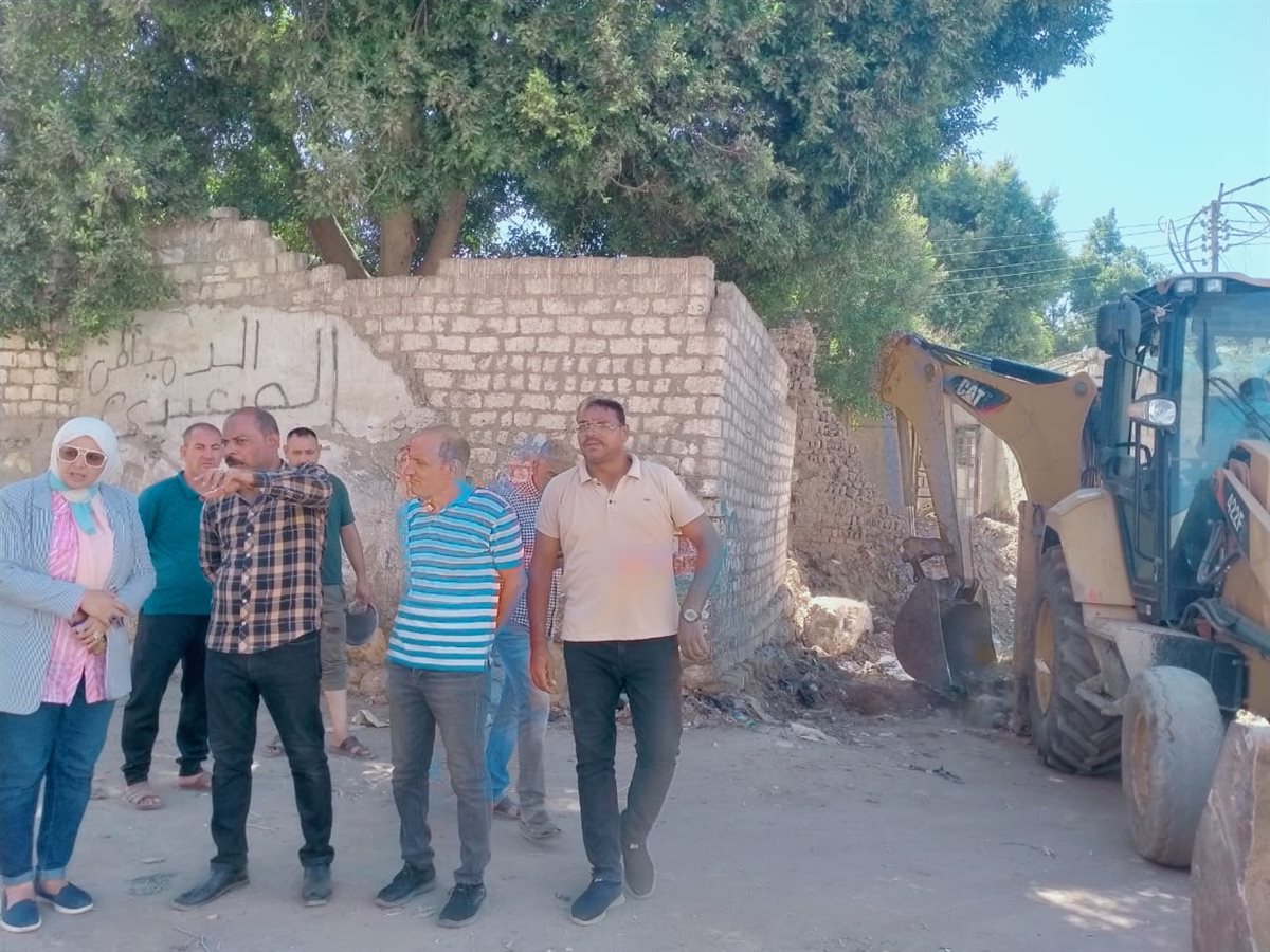 رئيس مركز ابشواى ومدير المواقف يتفقدان أرض أملاك الدولة لإنهاء تجهيزاتها لتسكين سيارات الاجرة خط الفيوم &nbsp;<br>&nbsp;