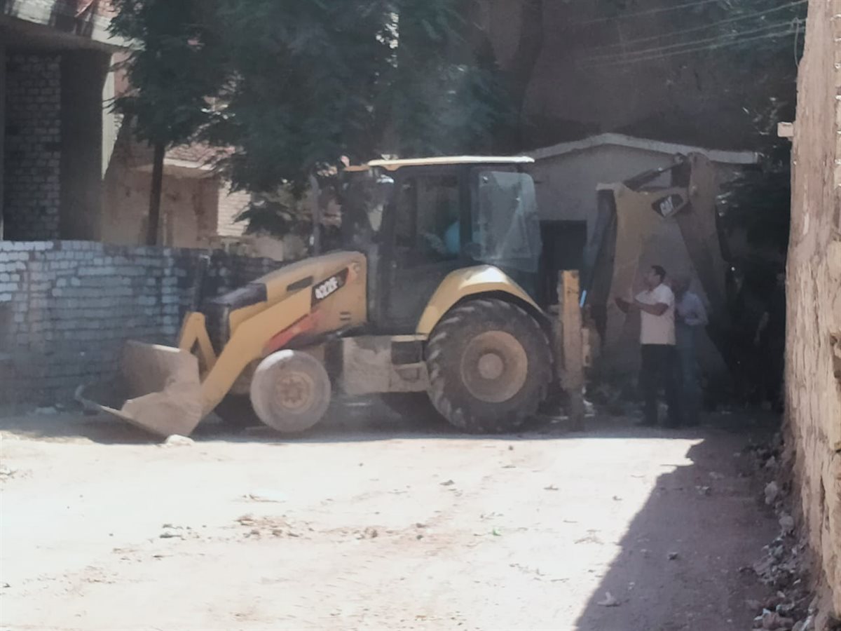 رئيس مركز ابشواى ومدير المواقف يتفقدان أرض أملاك الدولة لإنهاء تجهيزاتها لتسكين سيارات الاجرة خط الفيوم &nbsp;