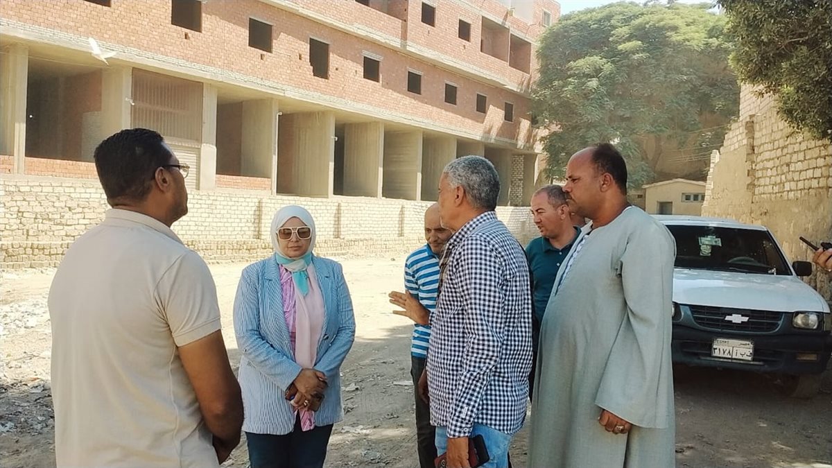 رئيس مركز ابشواى ومدير المواقف يتفقدان أرض أملاك الدولة لإنهاء تجهيزاتها لتسكين سيارات الاجرة خط الفيوم &nbsp;