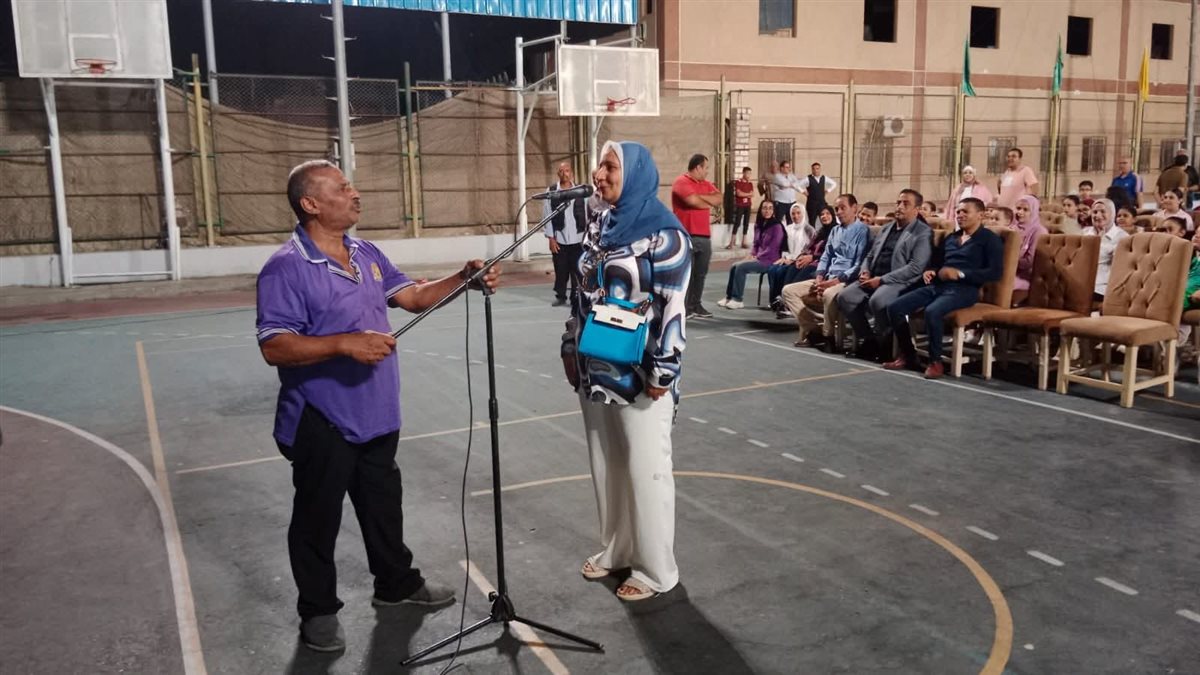 بحضور عدد من الفنانين “مسرح المنوعات” نادى محافظة الفيوم الرياضى <br>