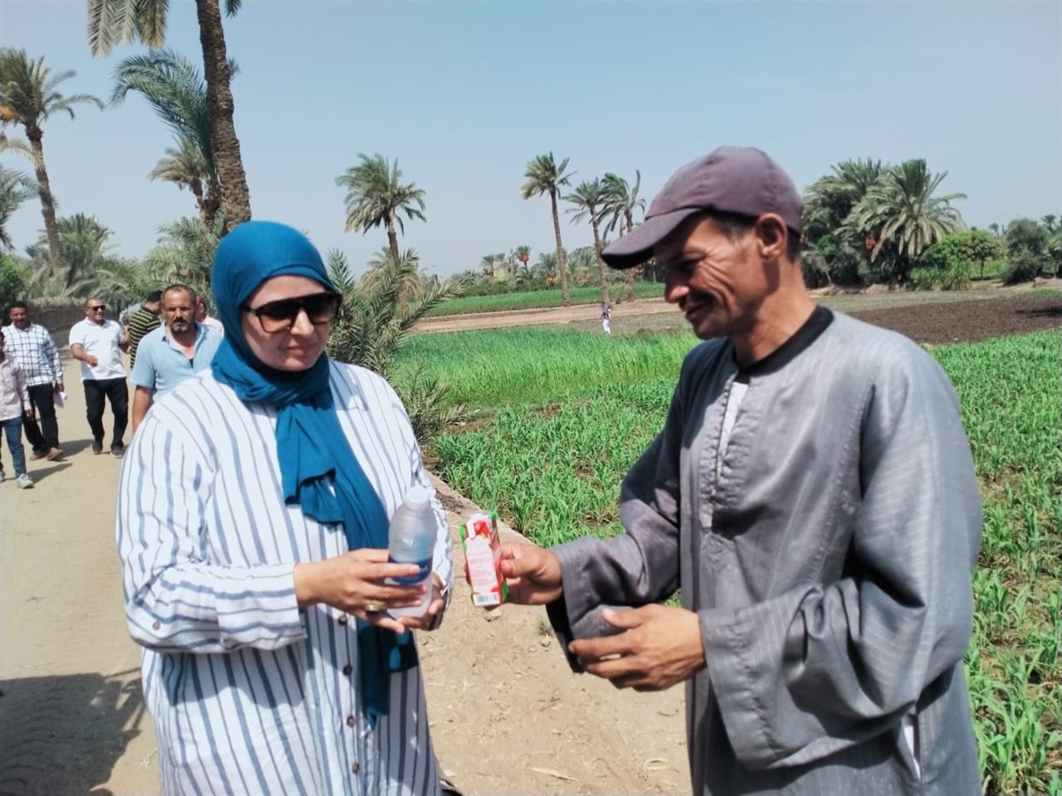 رئيس المركز تتفقد الاعمال الميدانية لمنظومة النظافة والإشغالات وتوزيع مياه وعصائر على الزملاء