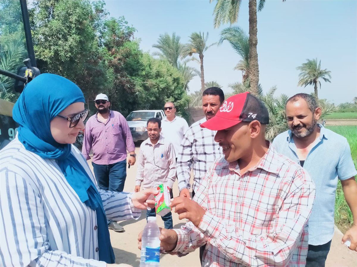 رئيس المركز تتفقد الاعمال الميدانية لمنظومة النظافة والإشغالات وتوزيع مياه وعصائر على الزملاء