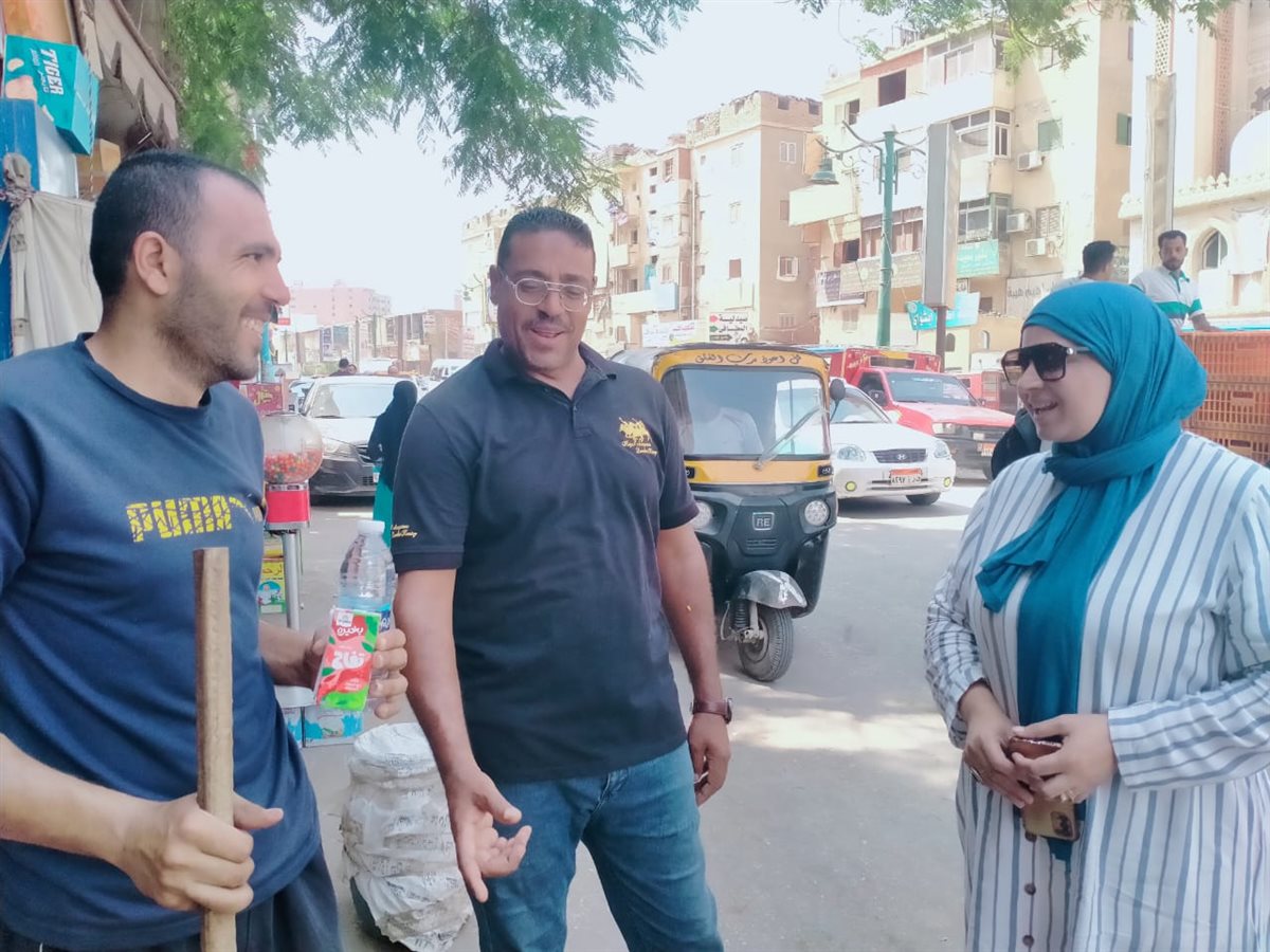رئيس المركز تتفقد الاعمال الميدانية لمنظومة النظافة والإشغالات وتوزيع مياه وعصائر على الزملاء