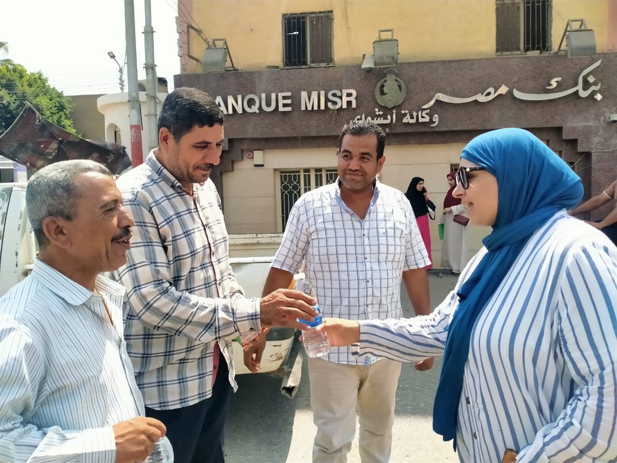 رئيس المركز تتفقد الاعمال الميدانية لمنظومة النظافة والإشغالات وتوزيع مياه وعصائر على الزملاء