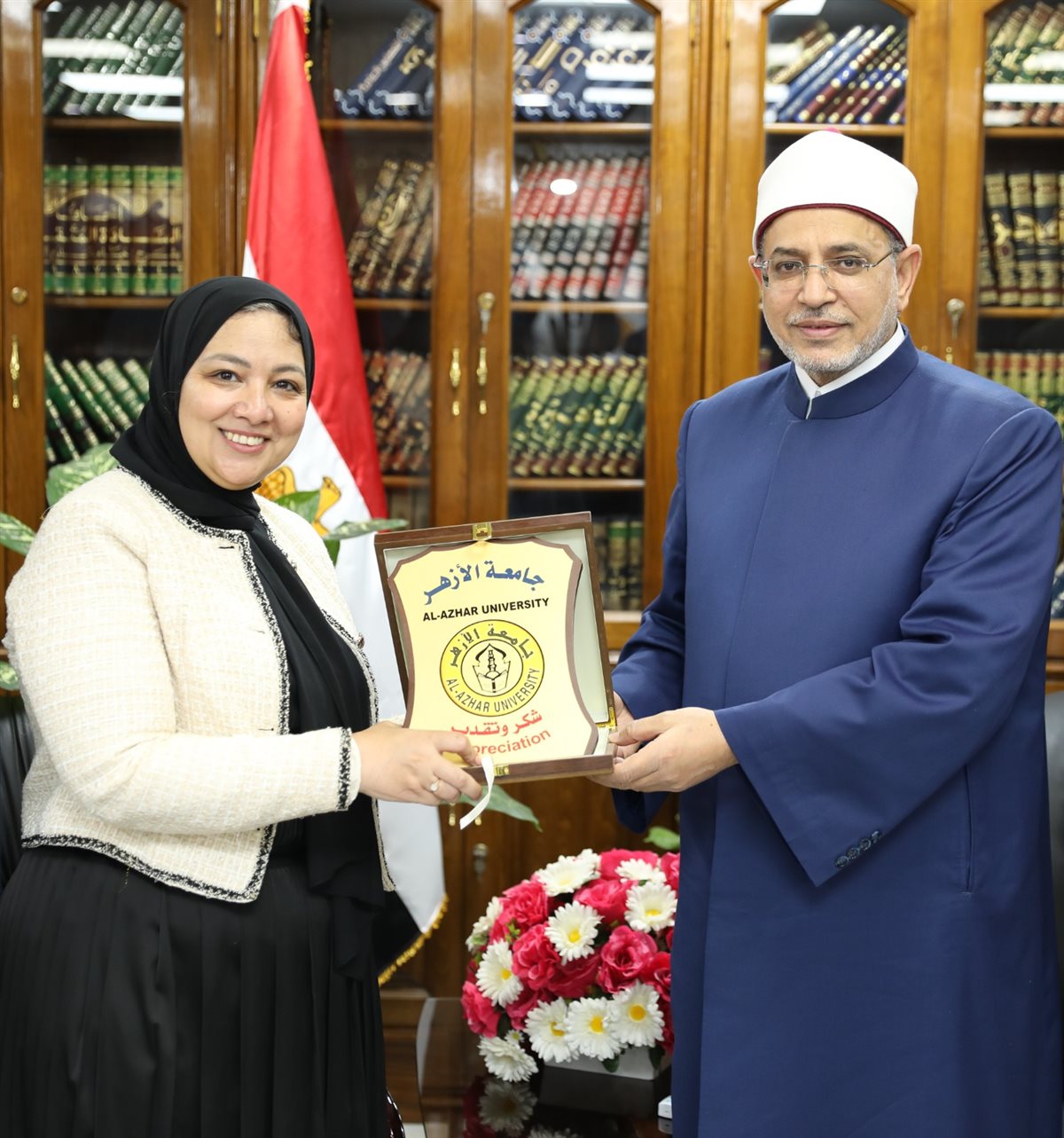 الدكتور سلامة داود يقدم درع جامعة الأزهر للدكتورة جينا الفقي رئيس أكاديمية البحث العلمي
