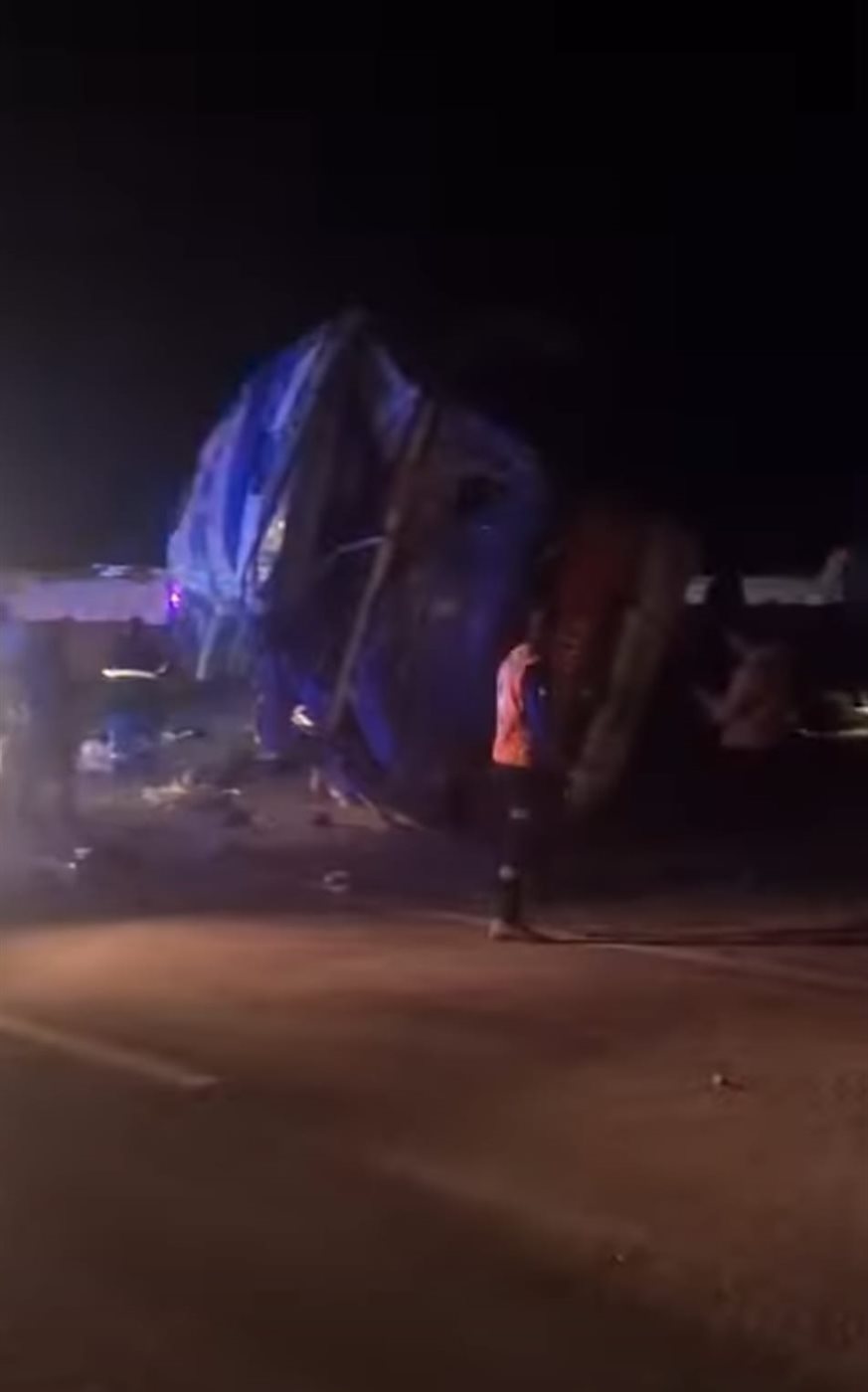 آثار انقلاب اتوبيس بطريق الواحات