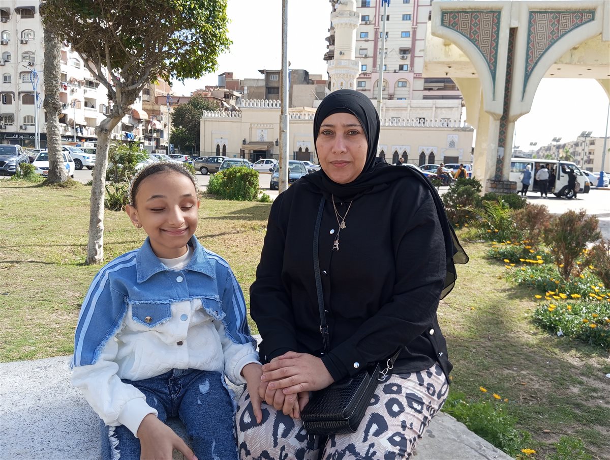 الطفلة رضوى ووالدتها