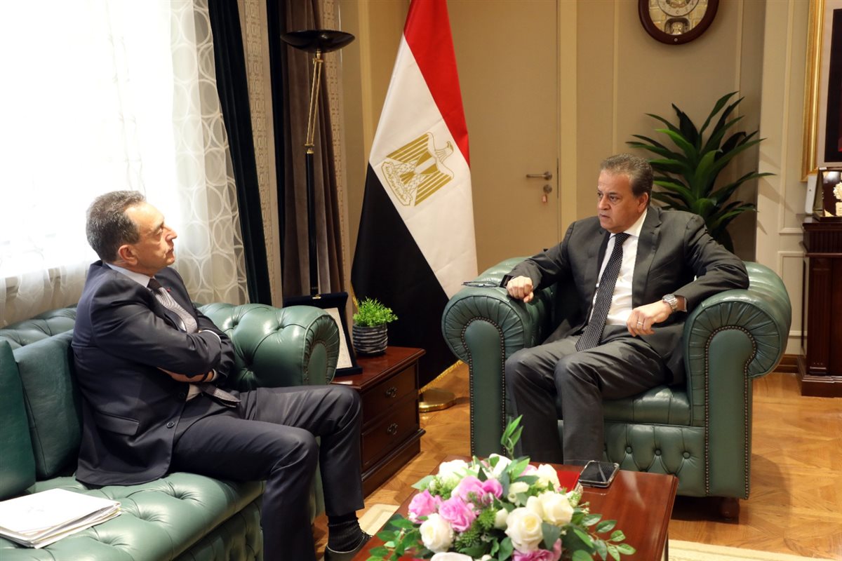خالد عبدالغفار وزير الصحة والسكان مع سفير دولة فرنسا بالقاهرة إريك شوفالييه