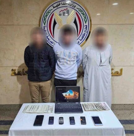 المتهمون عقب القبض عليهم