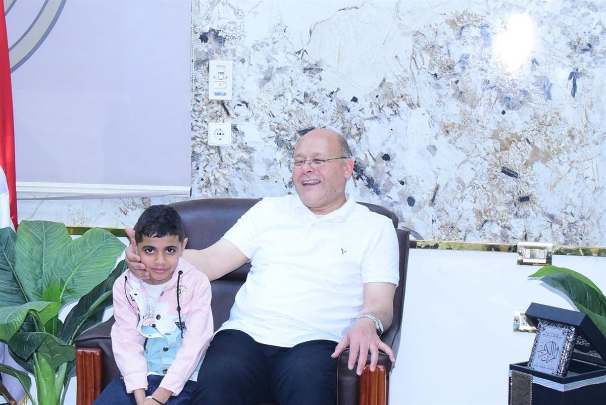 رئيس جامعة سوهاج والطفل يوسف