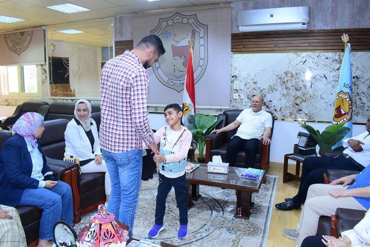 رئيس جامعة سوهاج والطفل يوسف