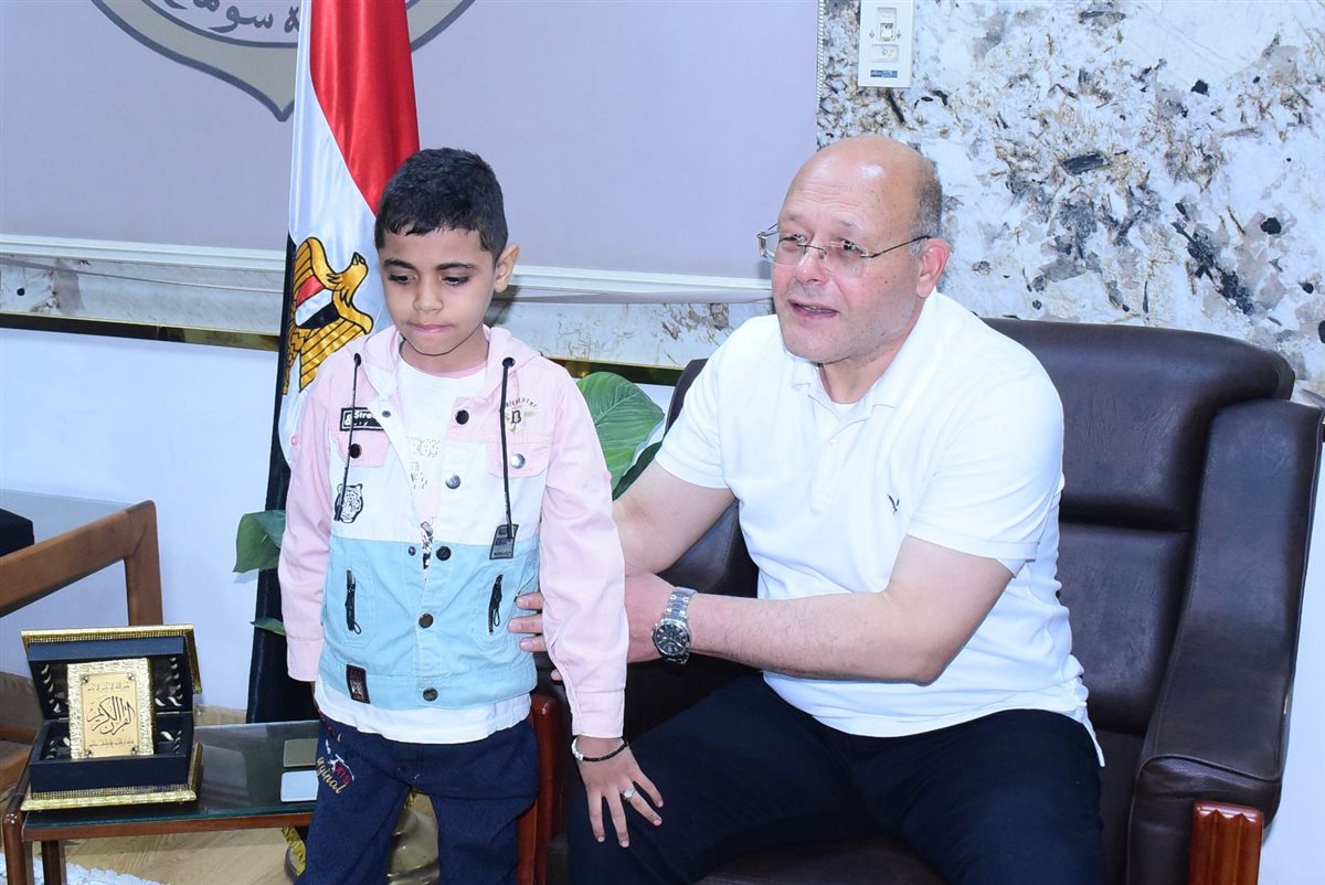 رئيس جامعة سوهاج والطفل يوسف