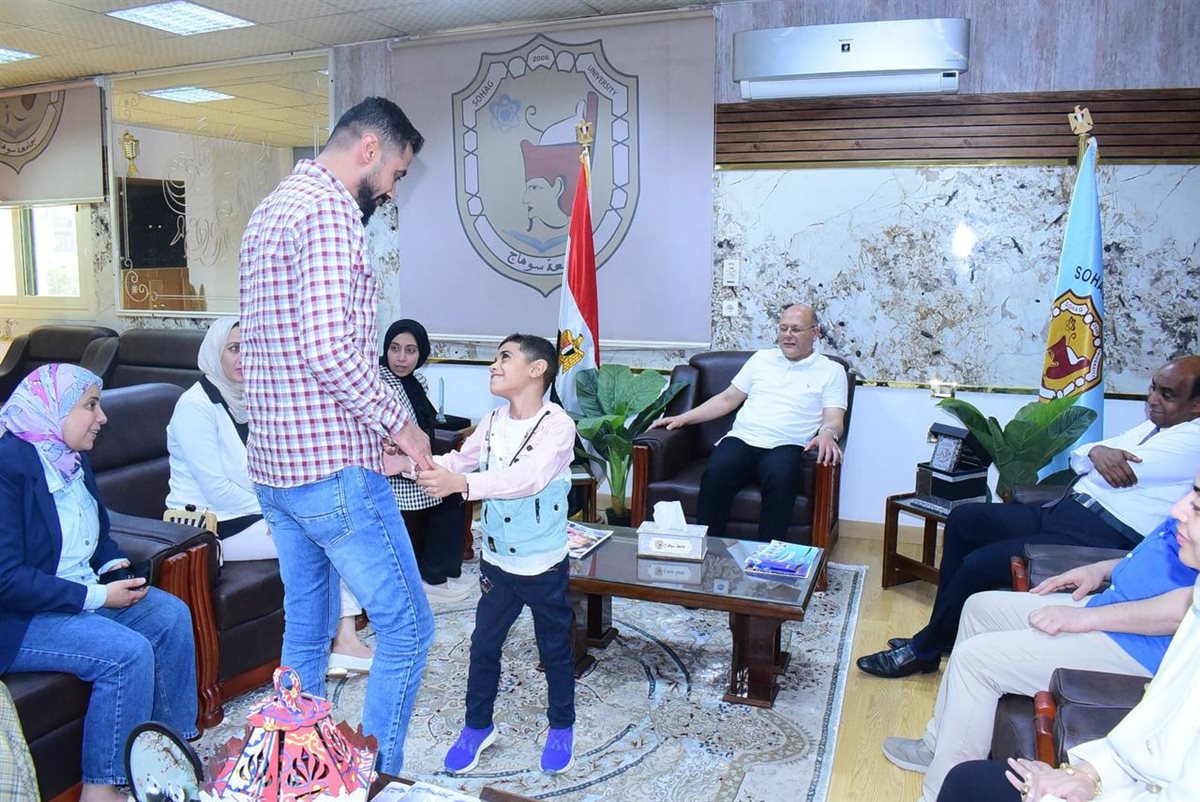 رئيس جامعة سوهاج والطفل يوسف