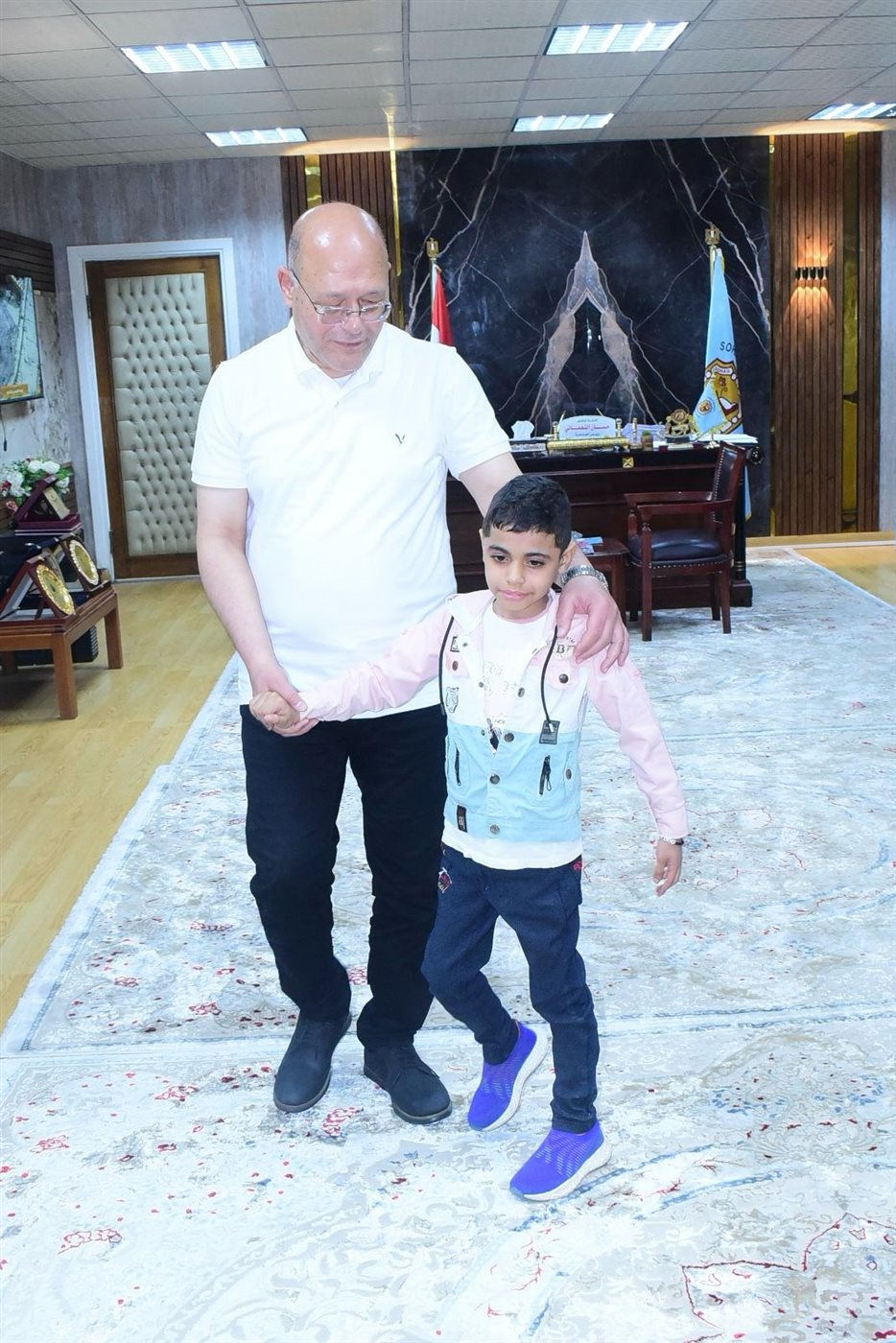 رئيس جامعة سوهاج والطفل يوسف