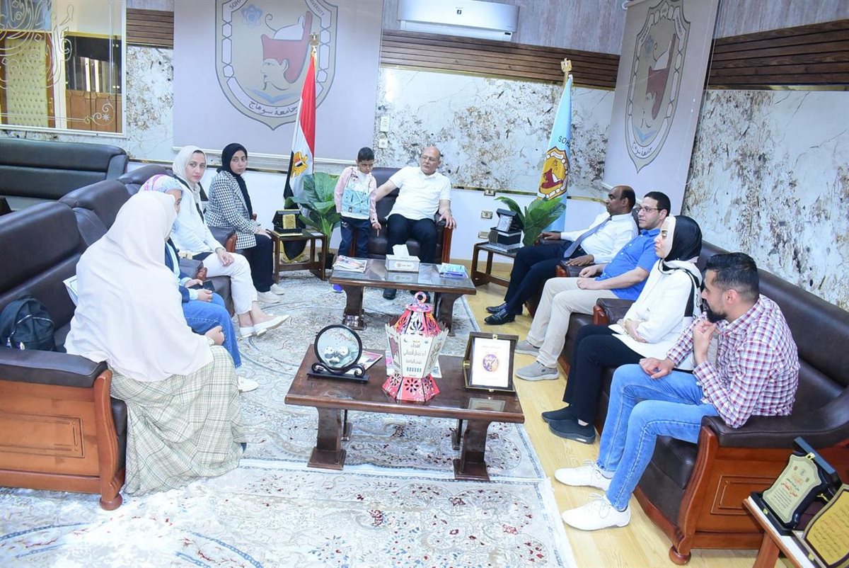 رئيس جامعة سوهاج والطفل يوسف